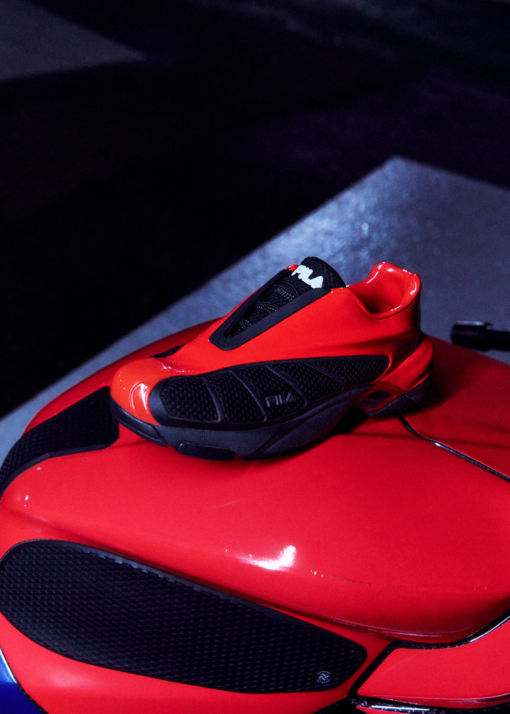 シューズ新作「REPLICA2002」が数量限定で発売！| FILA 公式サイト